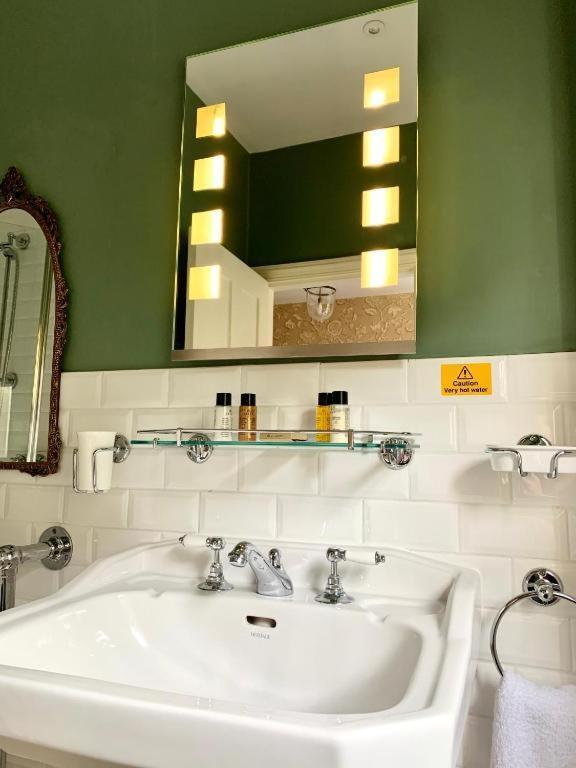Bed & Breakfast The Stag And Huntsman At Hambleden 3*